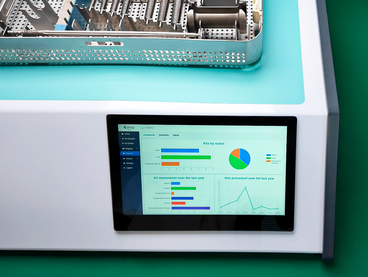 Hardware EVA con particolare sullo schermo touch che mostra grafici e statistiche.