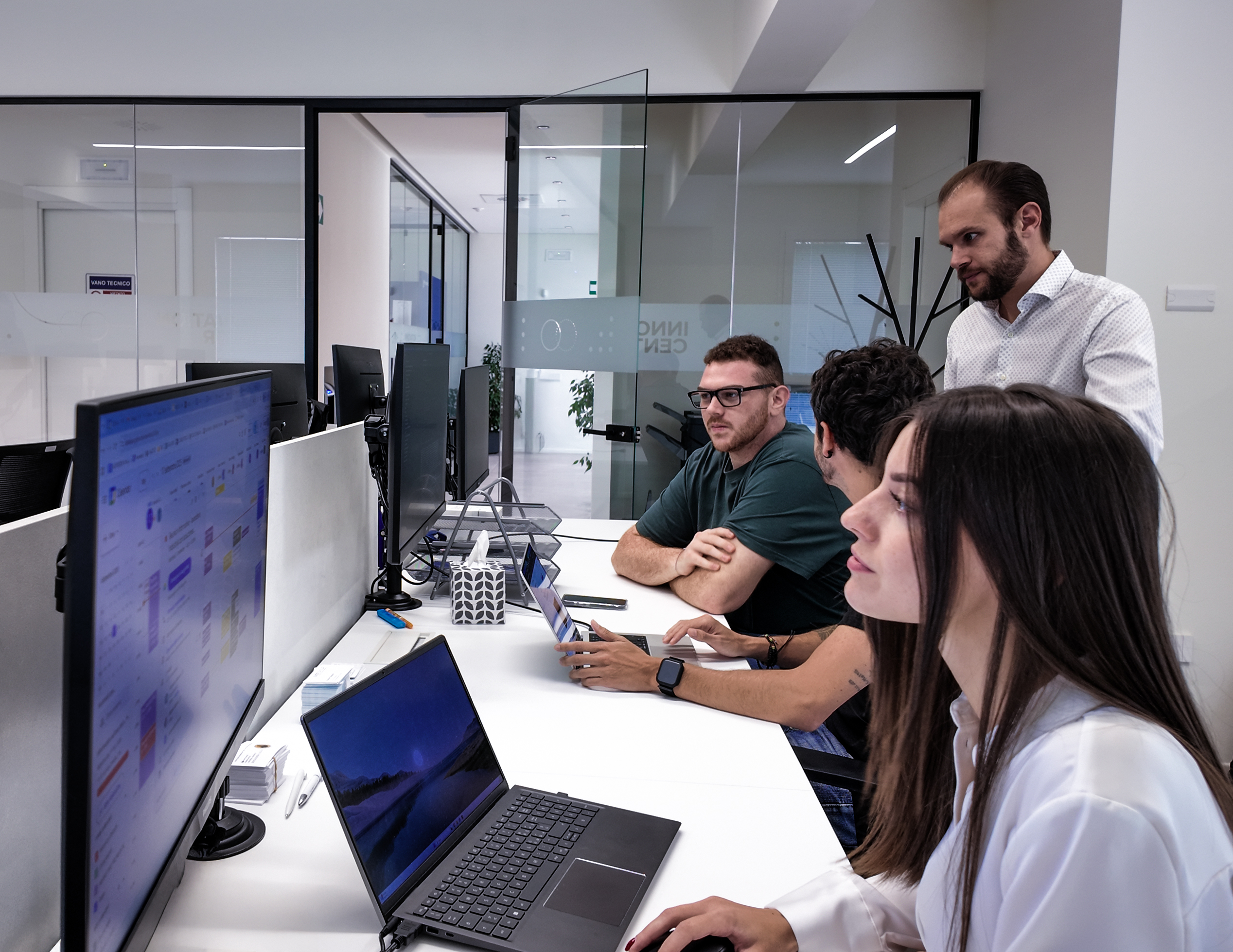 Ufficio con programmatori e consulenti che lavorano negli uffici di Promedital.