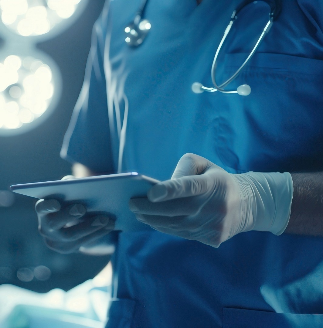 Operatore sanitario con guanti di lattice sterili che consulta un tablet