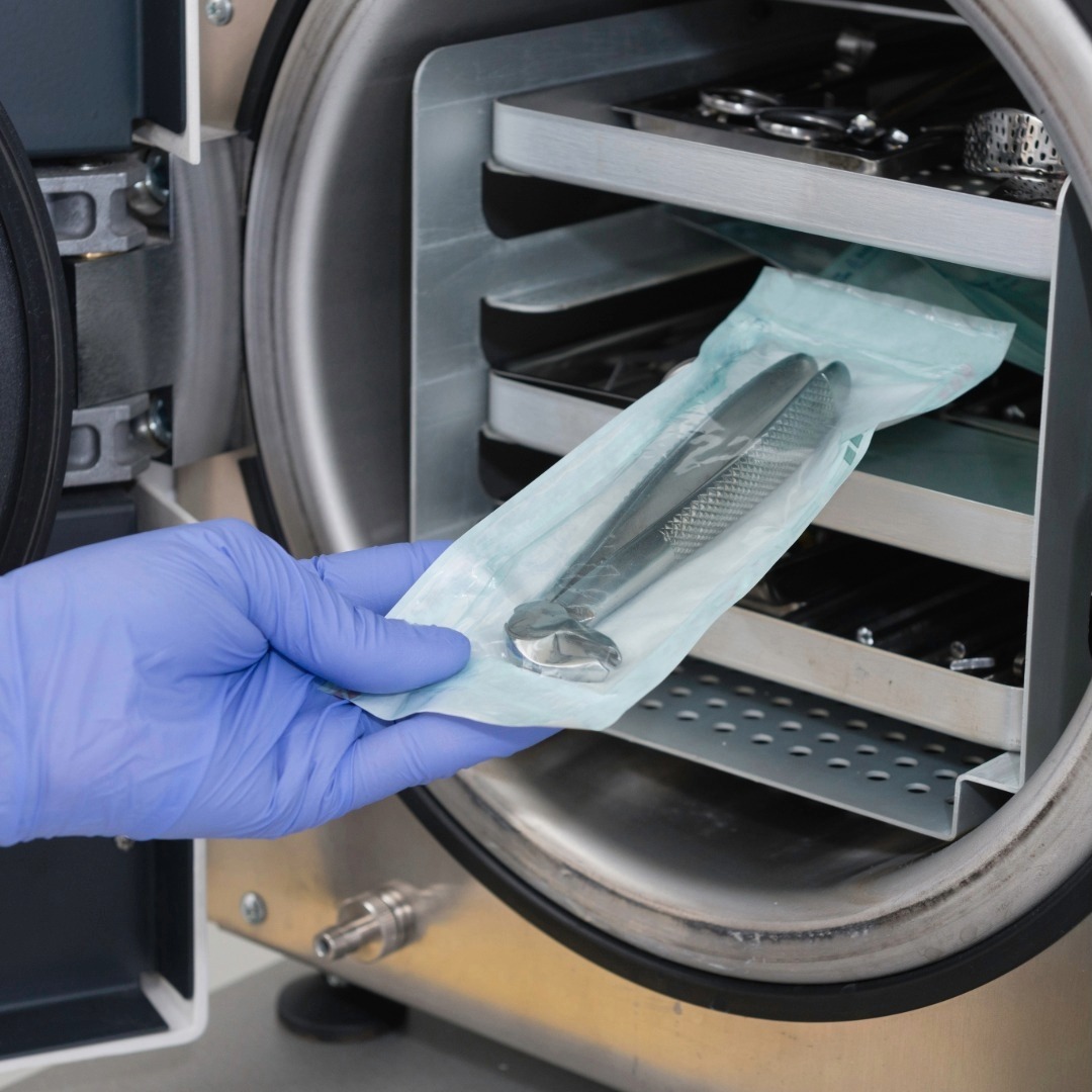 Autoclave di sterilizzazione aperta inc cui viene inserito un ferro chirurgico in confezione monouso.