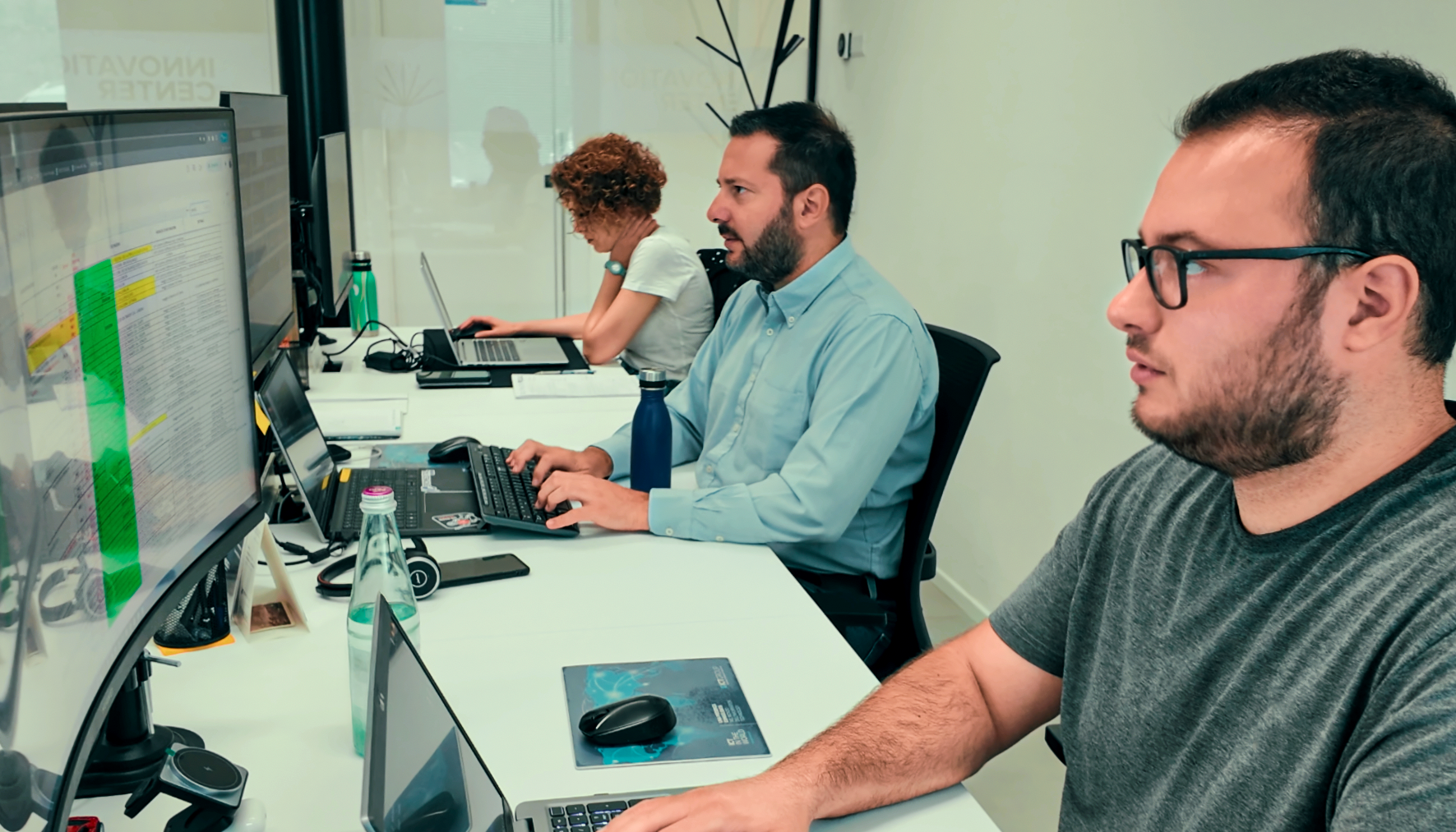 Consulenti Help Desk di Promedital al lavoro in ufficio