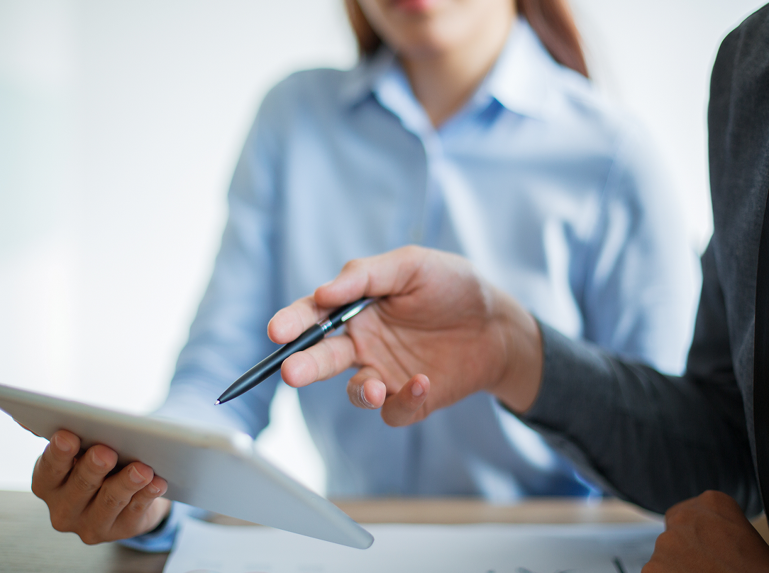 Particolare d'immagine che mostra due colleghi che discutono su dati che vengono mostrati attraverso un tablet.