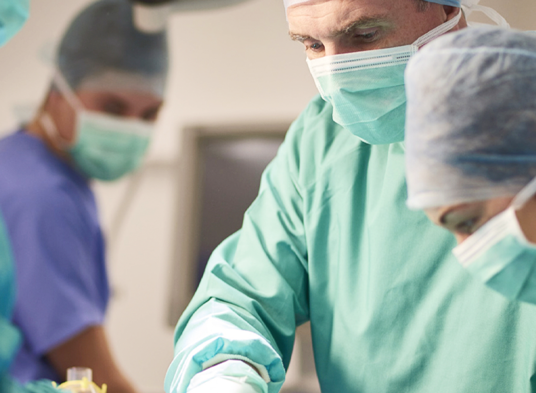 Equipe medica al lavoro in sala operatoria. ( particolare )