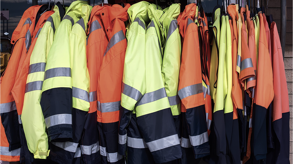 Indumenti ad alta visibilità appesi e pronti per l'uso.