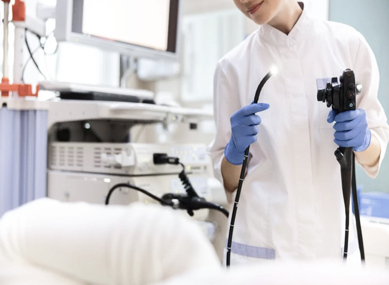 Operatrice utilizza macchina per endoscopia.