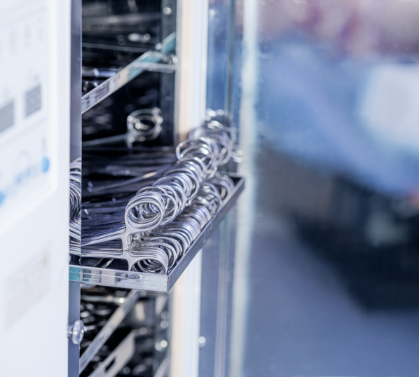 Particolare di lavastrumenti aperta con ferri predisposti per il lavaggio.