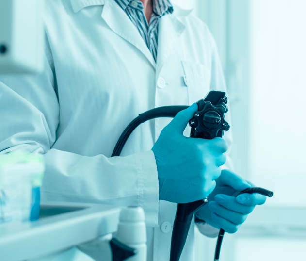 Dottore utilizza apparecchiatura endoscopica ( particolare ).