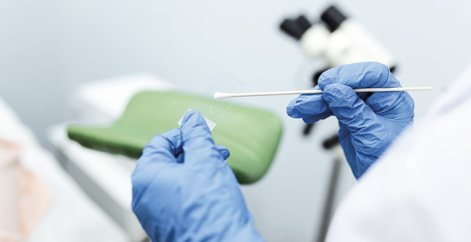 Tampone appoggiato su piastrina per esame al microscopio. ( particolare )