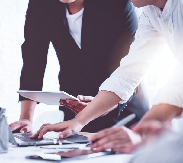 Colleghi al lavoro in ufficio, riunione mentre lavorano su diversi dispositivi. ( particolari )