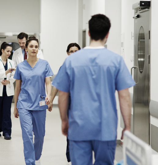 Corridoio di ospedale con medici che camminano.